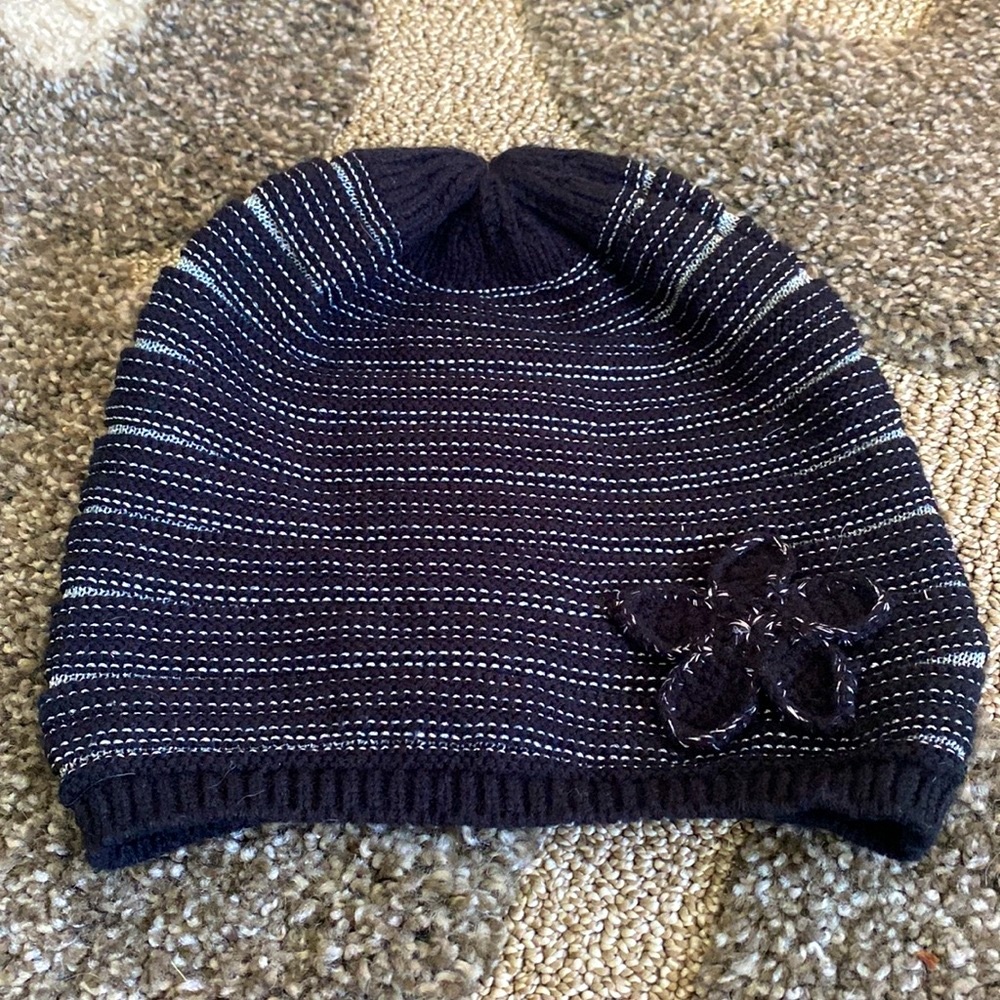 ICING Striped Beanie hat with flower. Loose fit.